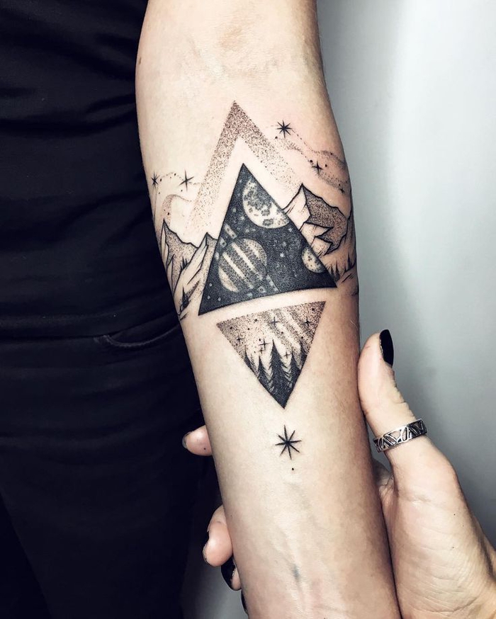 tatuajes lineales con figuras geométricas y dibujos de la naturales, paisaje montañoso, estrellas, triángulos 