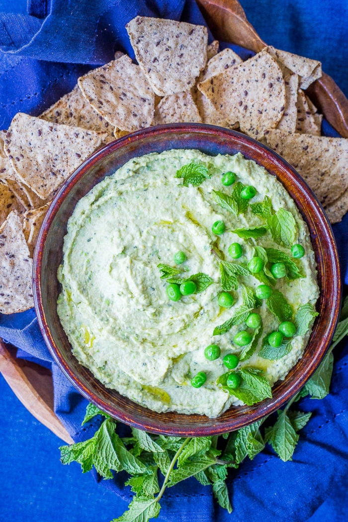 nachos integrales y humus casero de judías verdes con hierba buena, fotos de canapes faciles 