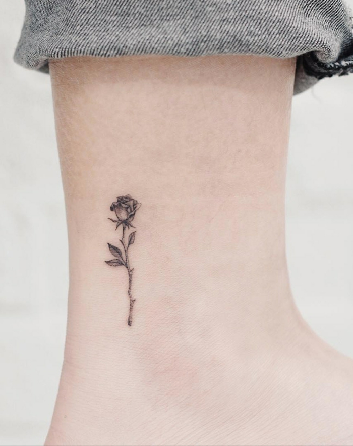 ideas de tatuajes pierna, pequeña rosa de diseño minimalista tatuada en el tobillo, dibujos de rosas pequeños 