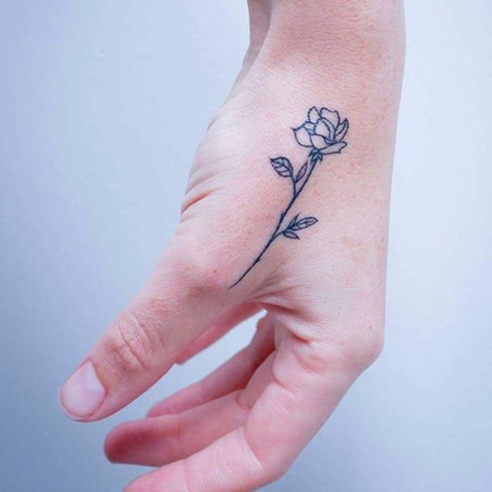 rosa tattoo en la mano, precioso diseño de tatuaje minimalista, tattoo bonito con tinta negra 