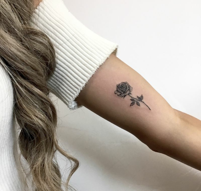 rosa tattoo en el brazo, precioso tatuaje con tinta negra con fuerte significado, tattoos de flores bonitos 
