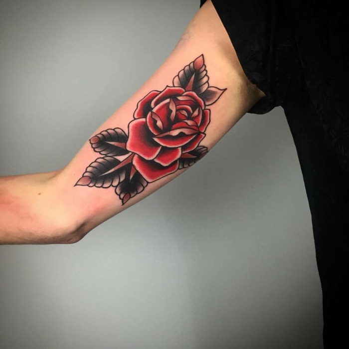 alucinantes ideas de tatuajes brazo hombre con flores y rosas, tatuaje de rosa en estilo old school 