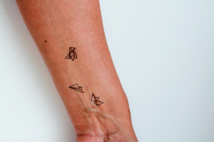 adorables propuestas de tatuajes pegatina, tattoos pequeños en el antebrazo, fotos de tattoos caseros