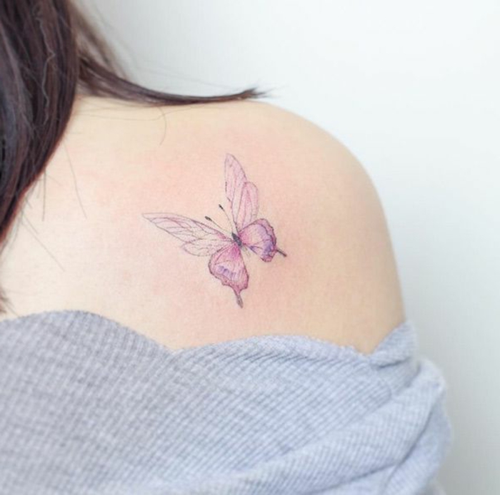 ideas de tatuajes hombro mujer en colores pastel, delicados y originales tatuajes con significado