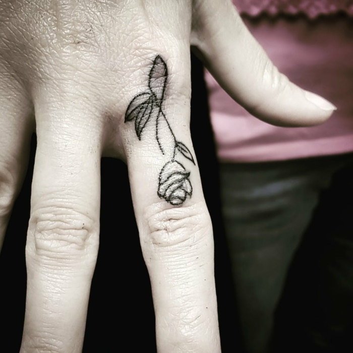 pequeño tattoo en el dedo con rosa, dibujos de rosas bonitos en estilo minimalista, más de 100 imagines con tattoos rosa 