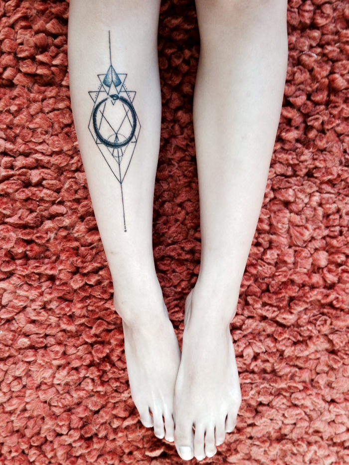 tatuajes lineales para hombres y mujeres, tatuaje complejo con figuras geométricas en la pierna 