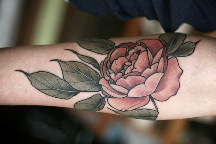 ideas de tatuajes brazo hombre, grande rosa en estilo old school tatuada en el antebrazo 