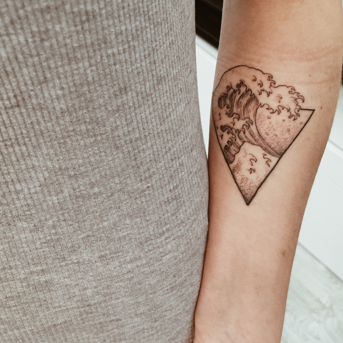 tatuaje triángulo con olas, increíbles propuestas de diseños de tatuajes lineales para hombres y mujeres 