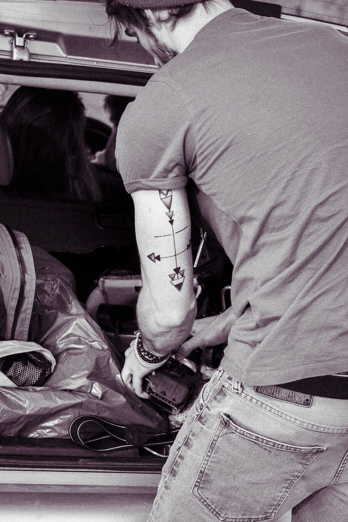 tatuaje brazo con flechas, ideas de tatuajes lineales originales en imagines, tattoo brazo hombre 