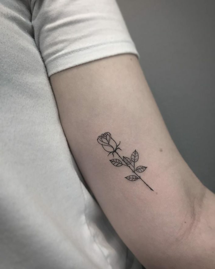 pequeño tatuaje en el brazo con rosa, detalles pequeños tatuados en los brazos, simbologia de los tattoos con rosad 