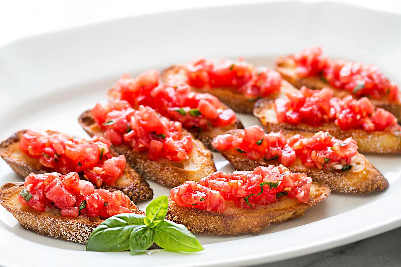 increíbles ideas de entrantes fáciles y rápidos para sorprender a tus invitados, tostadas con tomate y albahacas