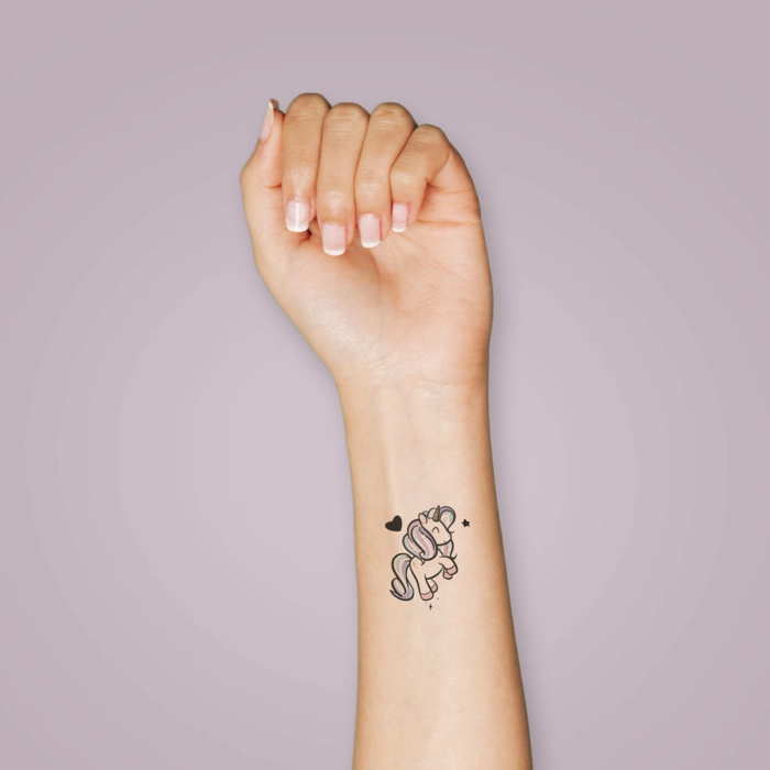 tatuajes originales temporales, pequeño unicornio tatuado en el antebrazo, diseños de tattoos mujer