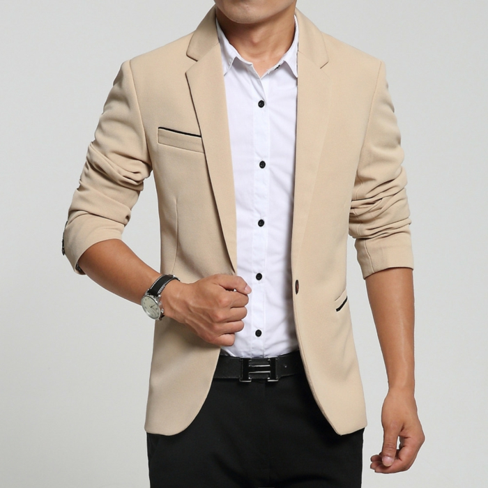 outfit moderno y elegante con chaqueta color beige, pantalon negro y camisa blanca con botones negros, ideas de traje casual hombre