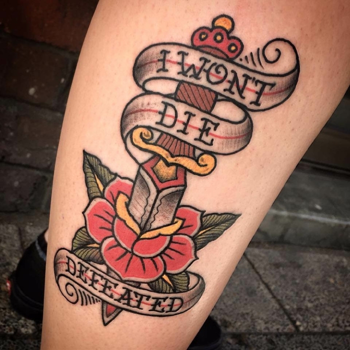 tattoo con letras y rosa old school, tatuajes en estilo vintage con significado, diseños en colores 