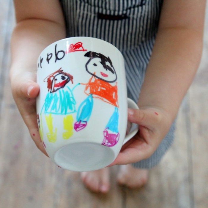 adorables ideas de regalos dia del padre manualidades, taza de té con bonitos dibujos infantiles 