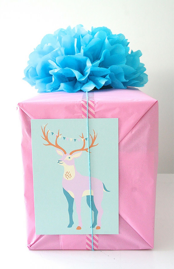 papel de regalo color rosado, bonita tarjeta en colores pastel y decoración en forma de flor color azul 