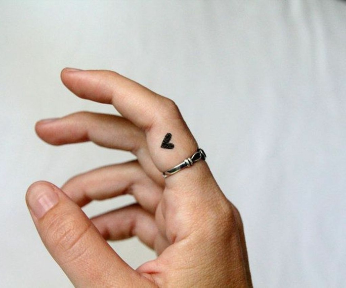 bonitos detalles minimalistas tatuados en la piel, tipos de tatuajes no permanentes, tatuajes en los dedos 