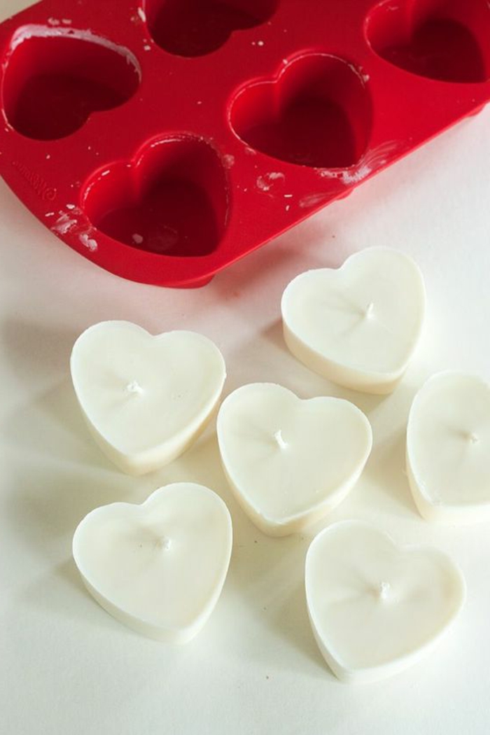 cómo hacer adorables corazones de velas caseras, velas hechas a mano en forma de corazón para el día de San valentín 