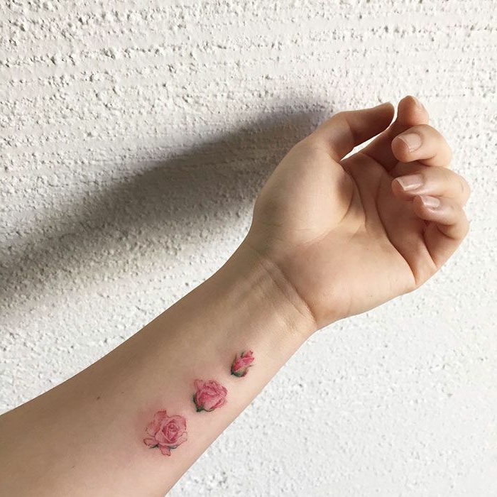 elegantes propuestas de diseños de tatuajes con rosas, tres bonitas rosas tatuadas en el antebrazo 