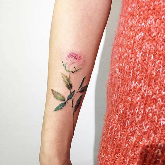 fotos de tatuajes con rosa, tatuaje rosa en el antebrazo, diseños de tatuajes elegantes y delicados 