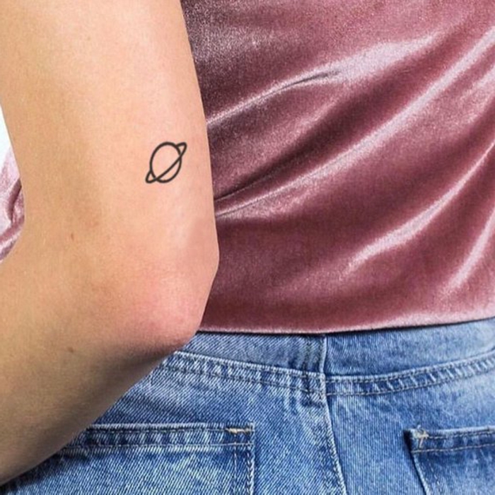 pequeños detalles tatuados en el brazo, ideas de plantillas tatuajes, cómo hacer un tattoo falso 