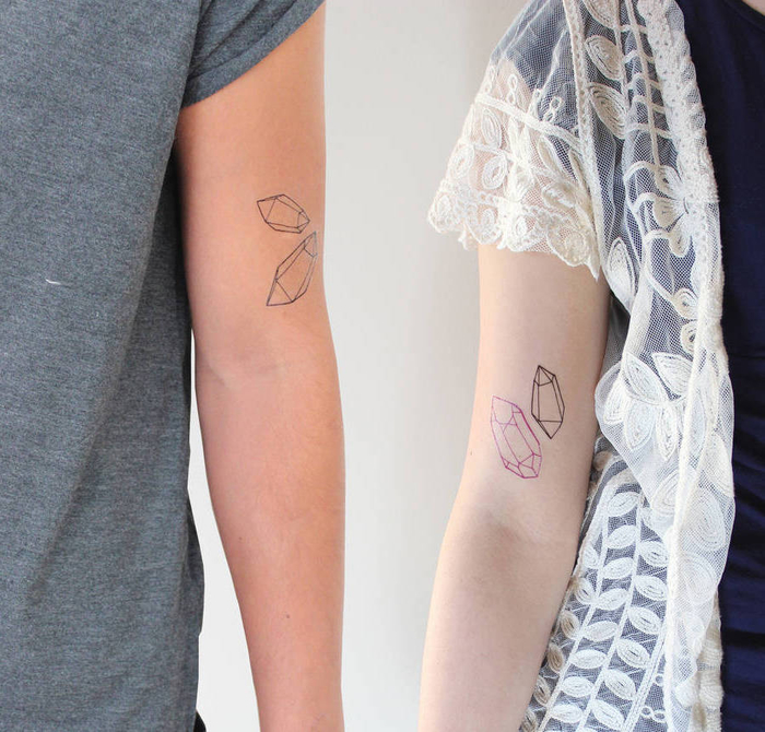 fotos de tatuajes para parejas, adorables diseños de tatuajes con cristales de forma geométrica 