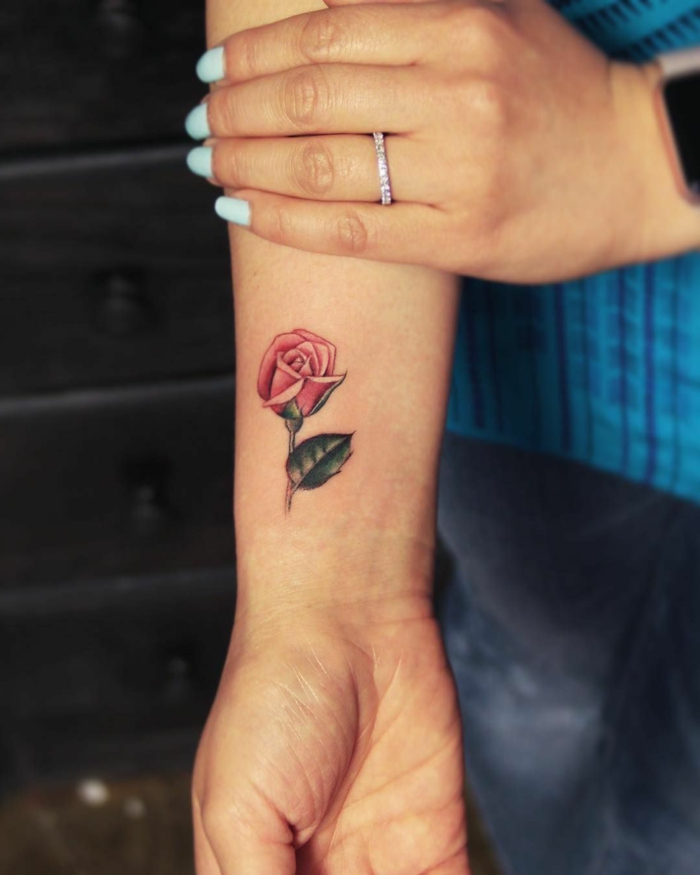 precioso tatuaje en la muñeca con una rosa, fotos de tatuajes con flores y rosas y explicación de los significados 