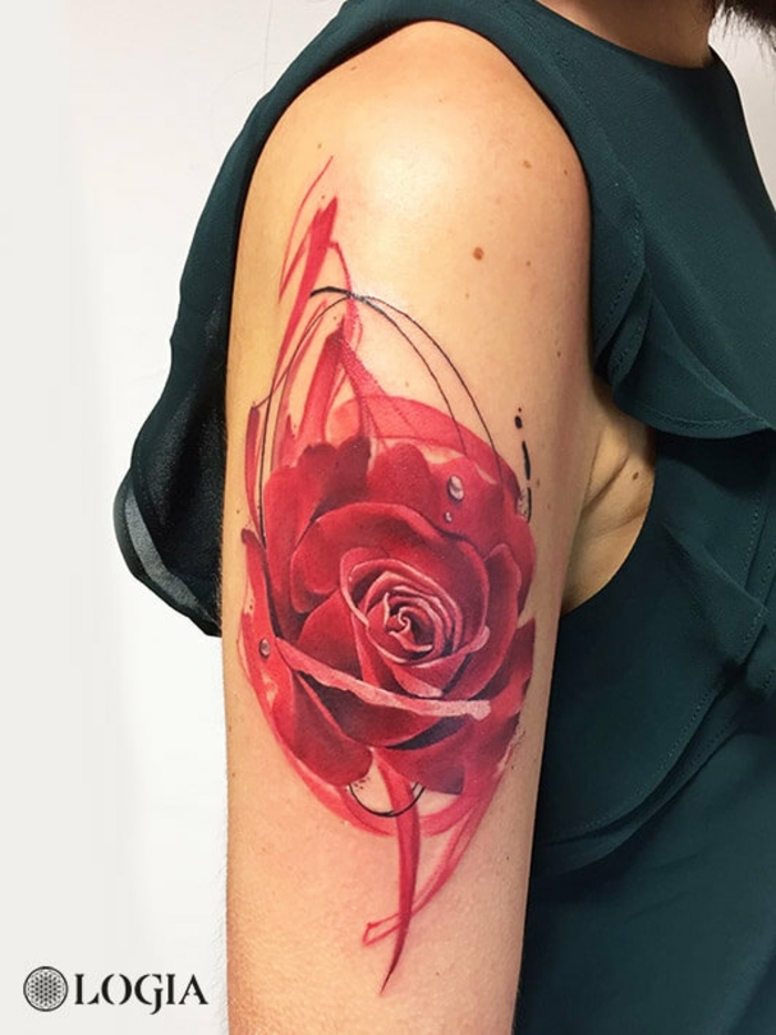 grande tatuaje con rosa old school, tattoo en el brazo en color rojo, significado de los tattoos con flores 