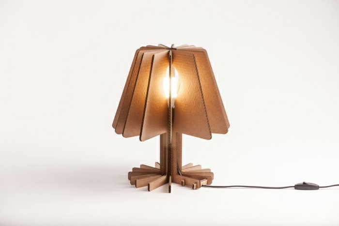 lámpara de diseño super original hecha de materiales reciclados, ideas de muebles de cartón paso a paso 