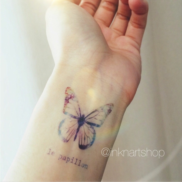 ejemplos de tatuajes en el antebrazo con mariposas y letras, ideas de tattoos con significado 