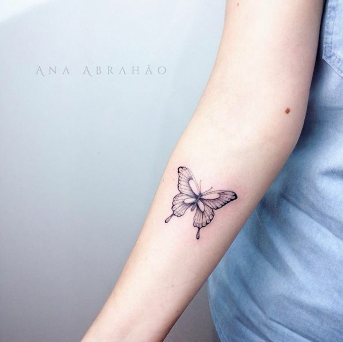 ideas de tatuajes en el antebrazo mujer, bonita mariposa tatuada en el antebrazo, diseño elegante en negro 