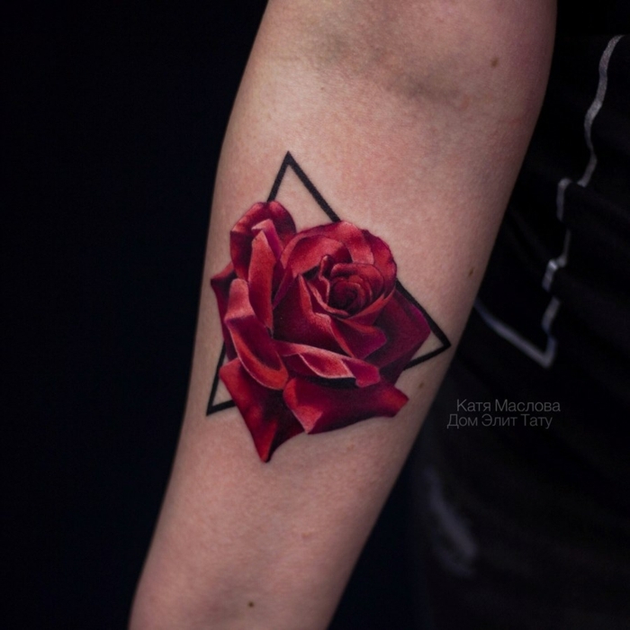 bonito tatuaje geométrico con rosa old school, tatuaje triángulo y rosa en color rojo en el antebrazo 