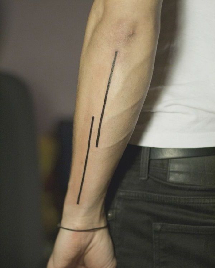 fotos de tatuajes lineales super originales, tattoo antebrazo hombre con dos lineas negras verticales 