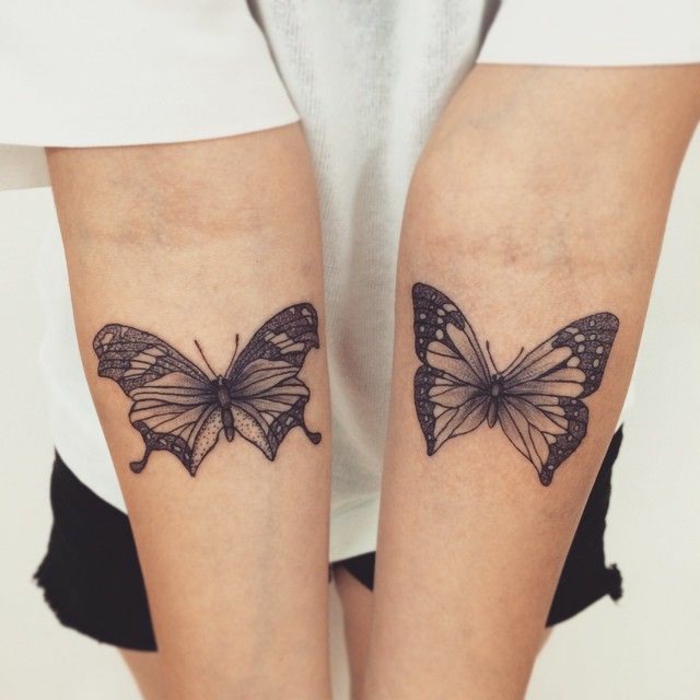 dos tatuajes en el tatuajes en el antebrazo negros con antebrazo, mariposas en color negro 