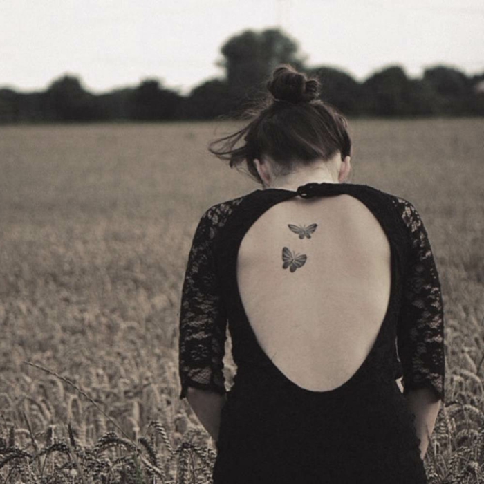 dos mariposas en la espalda, fotos inspiradoraas de mariposa tattoo, mujer vestido negro con espalda descubierta 