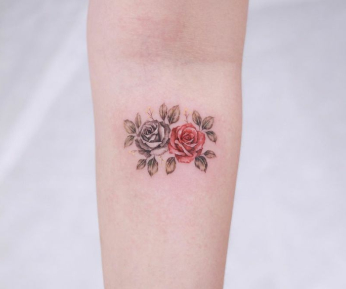 adorables pequeñas rosas en negro y rojo tatuadas en el antebrazo, tatuajes con flores y rosas 