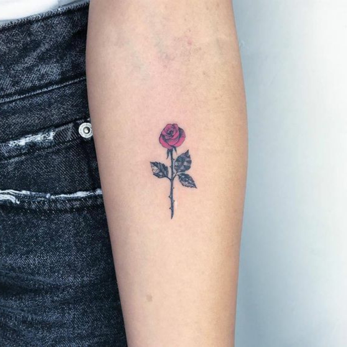 tattoos con rosas de colores, bonito tatuaje en el antebrazo, diseños de tatuajes con rosas y flores 