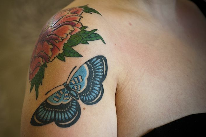 originales y coloridas propuestas de tattoos old school con mariposas, tattoos en colores 