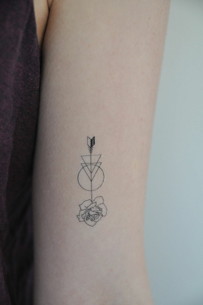 tatuajes minimalistas geométricos con flores, pequeño detalle tatuado en el brazo, tattoos pequeños 