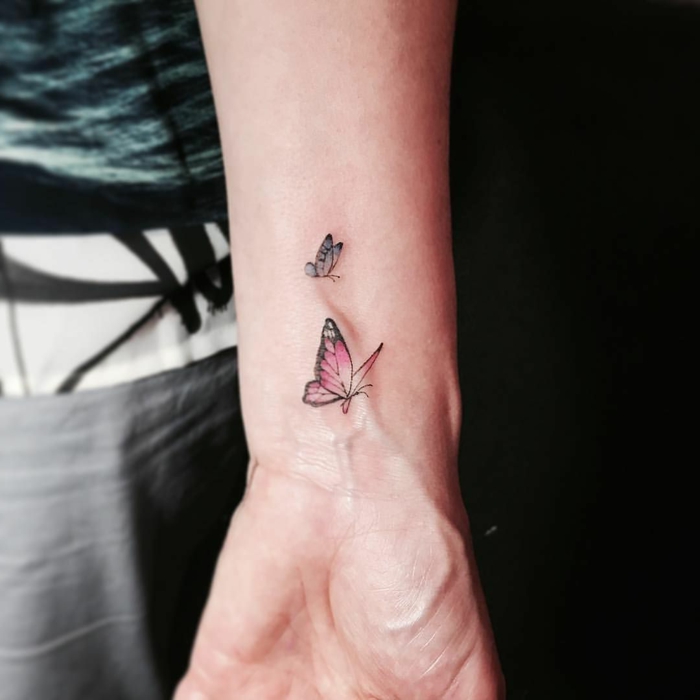 dos pequeñas mariposas tatuadas en la muñeca, tattoos coloridos muñeca para hombres y mujeres 