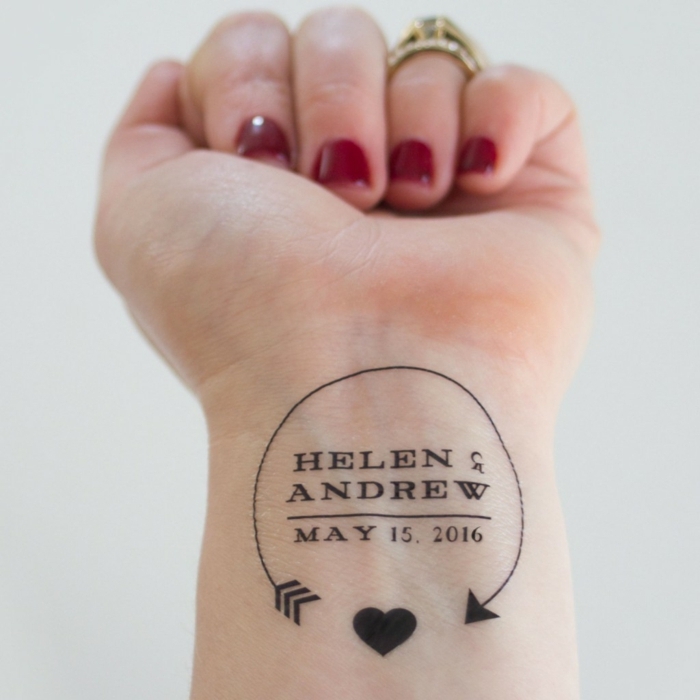 tatuajes originales personalizados, tattoos falsos con pegatina, ideas de tattoos para conmemorar una boda