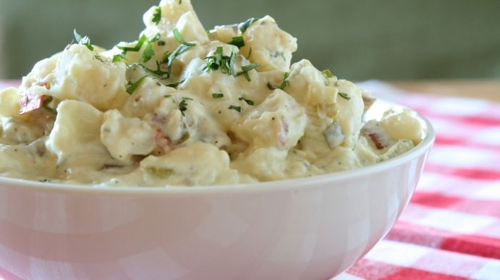 propuestas de ensaladas para cenar en 90 imagines, ensalada de patatas con salsa de mayonesa casera 