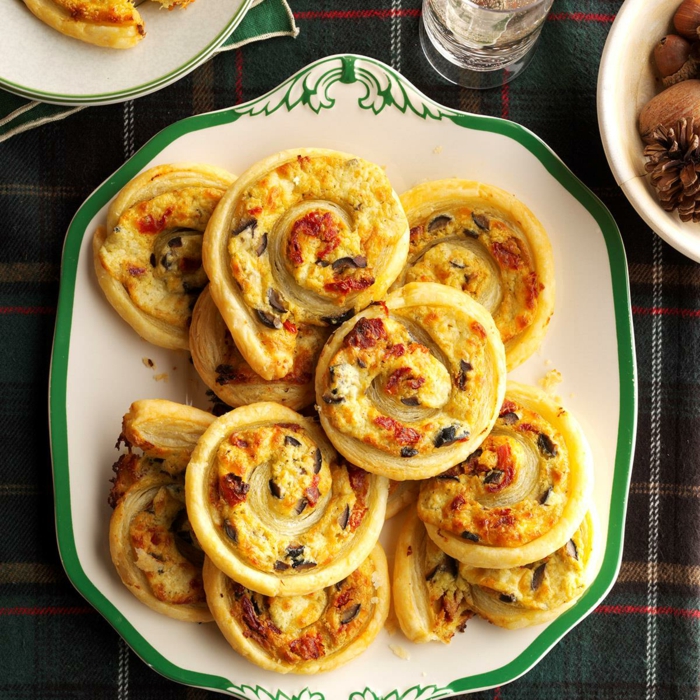 pizzas caseras en forma de caracol con quesos y champignones, entrantes faciles para sorprender