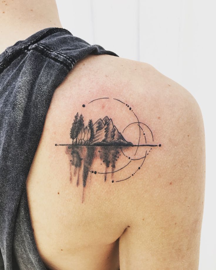 precioso diseño minimalista tattoo lineal en la espalda, paisaje montañoso con elementos gráficos 