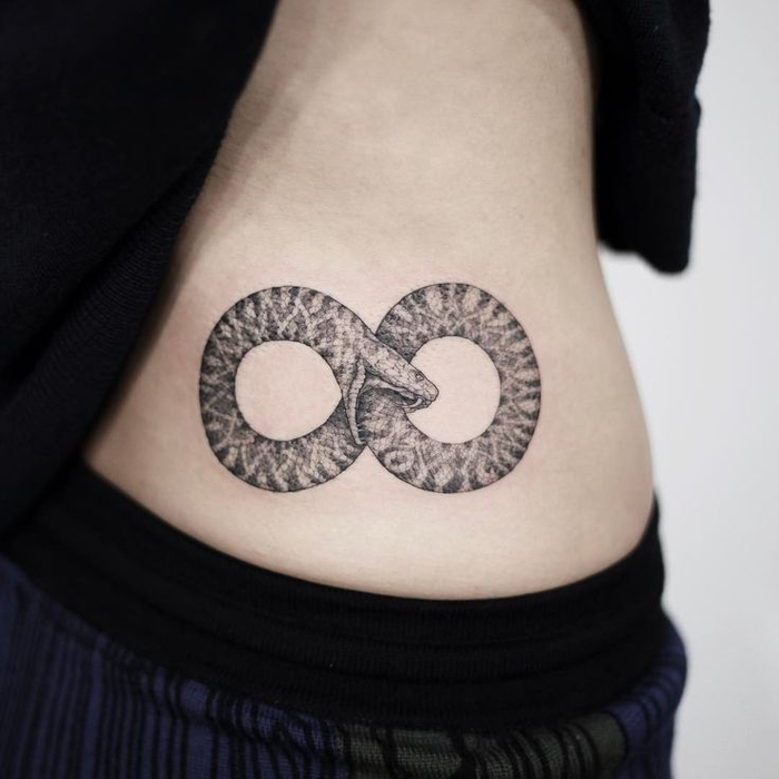 tattoo lineal cargado de fuerte significado, tatuaje serpiente signo de la eternidad, originales ideas de tatuajes simbolicos 