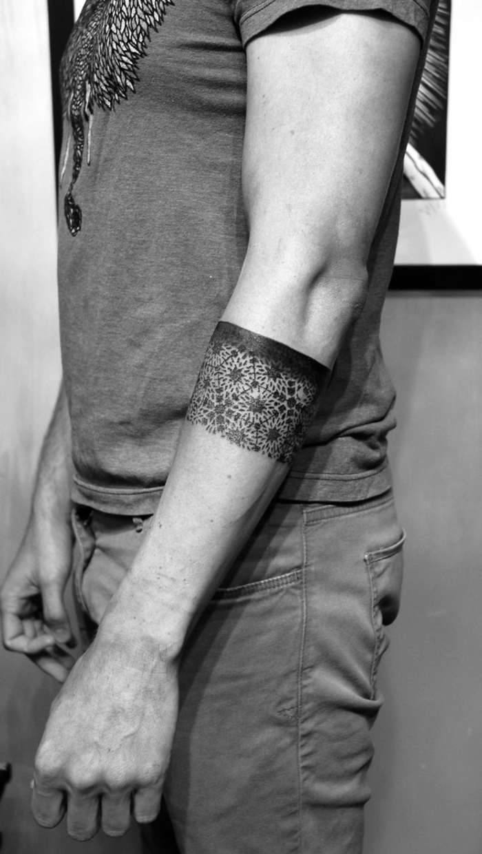 tatuajes faciles con ornamentos para hombres y mujeres, tatuaje brazalete en el antebrazo 