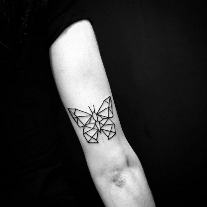 ejemplos de tatuajes en el brazo con mariposa, precioso diseño en estilo geométrico en el brazo 
