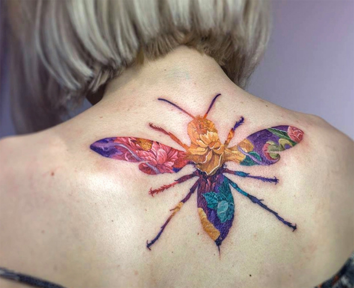 grande tatuaje en la espalda en colores, tatuajes mariposa mujer, ideas de tattoos con significado 
