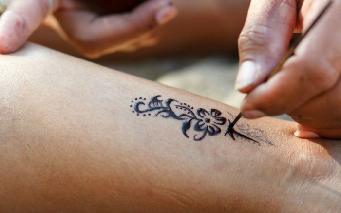 cómo hacer un tatuaje falso con henna paso a paso, bonitas ideas de tatuajes antebrazo mujer 
