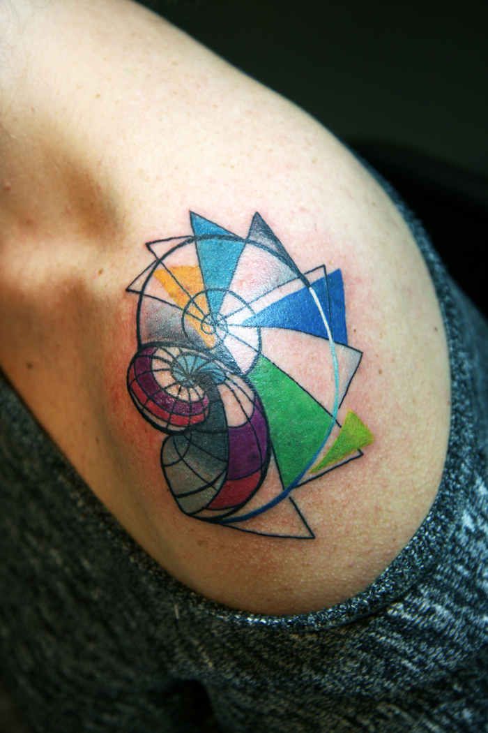 adorable propuesta de tatuaje colorido en el hombro, ideas de tatuajes faciles para hombres y mujeres 